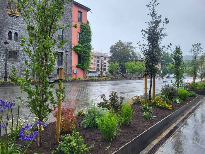 Amaitu dituzte eliz atarian jardinerak jartzeko lanak