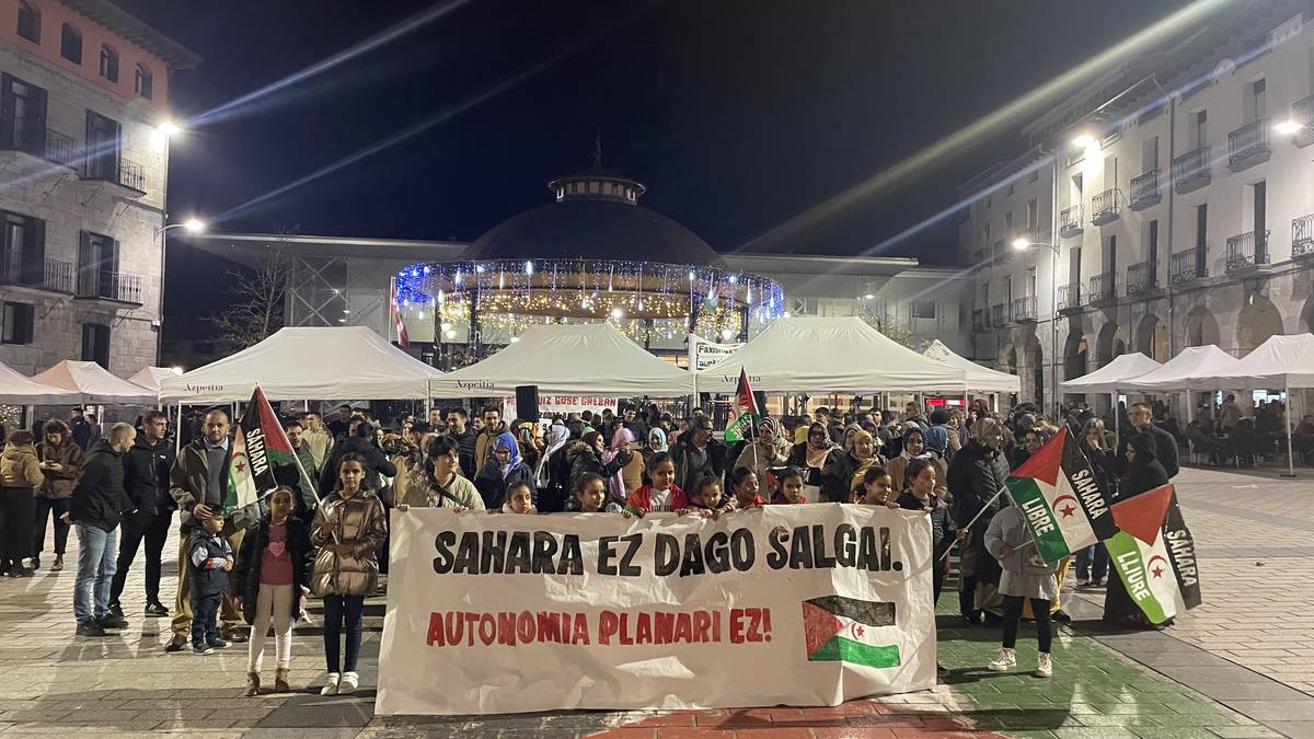 Autodeterminazio plana errefusatu eta Saharako herriari elkartasuna adierazi diote plazan