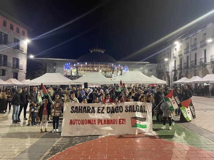 Autodeterminazio plana errefusatu eta Saharako herriari elkartasuna adierazi diote plazan