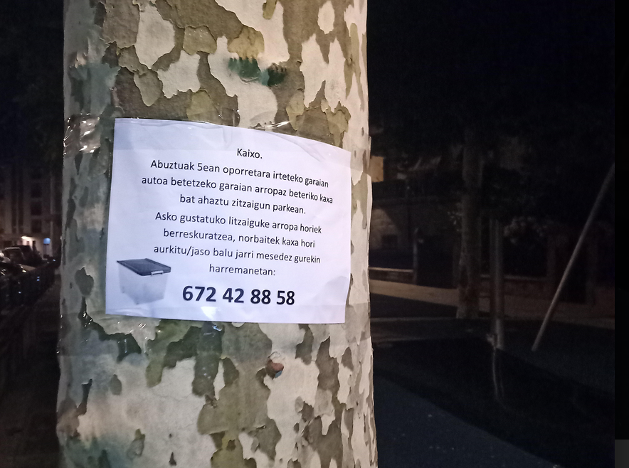 Arropaz betetako kaxa baten bila