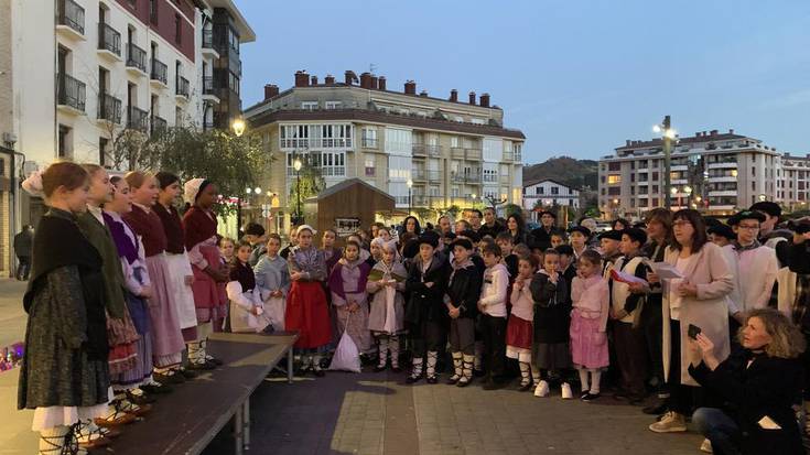 Gabon kantez bete dira Zumaiako kaleak