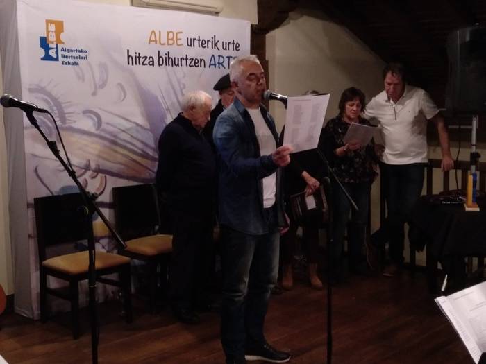 Bi bertso paper saritu dizkiote Aner Peritzi