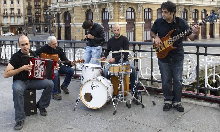 Korrontzi: "Artista asko egongo dira larunbateko kontzertuan, eta denon artean giro zoragarria sortuko dugu"