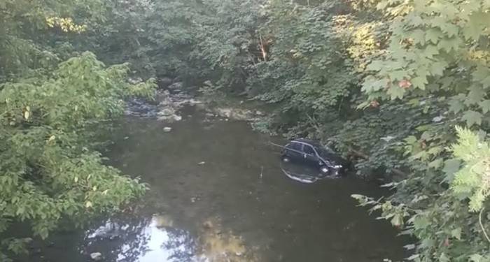 Auto bat Urola ibaira erori da, Azkoitiko San Juan auzoan