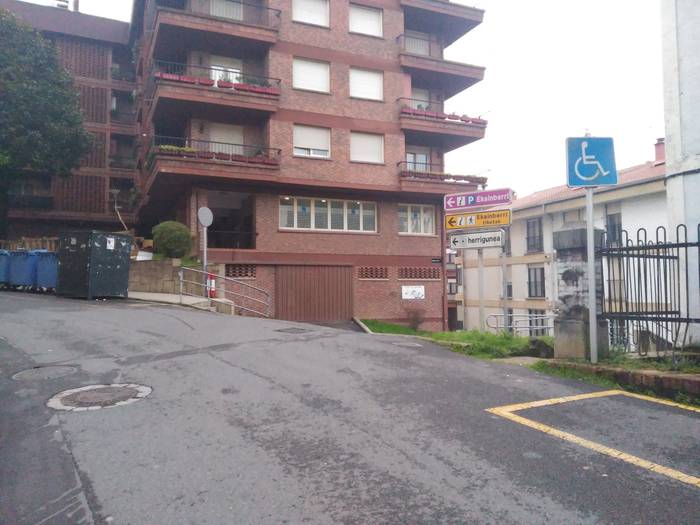 Norabide bakarrekoa izango da aste osoan Zestoako Toribio Altzagatik Idiazpira doan bidea