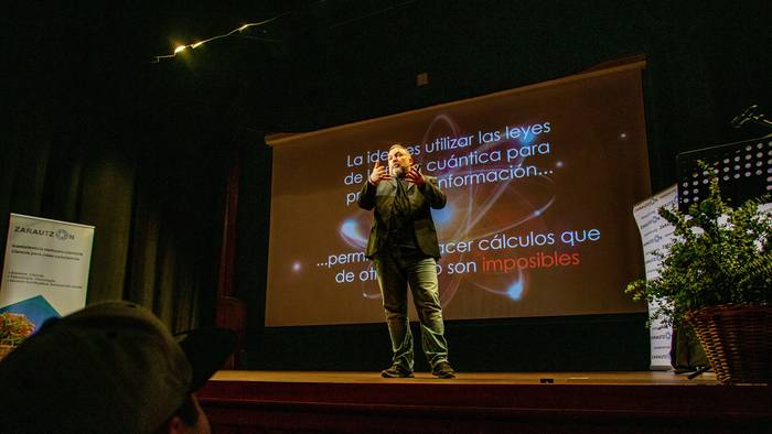 Ehun lagun bildu ditu Roman Orusen hitzaldiak