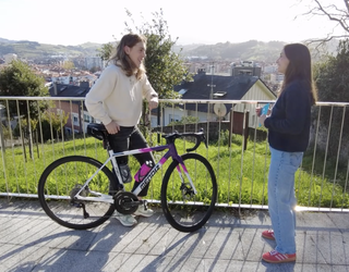 Usoa Ostolaza txirrindulariak pedal kolpe irmoz ontzen ari den ibilbideaz jardun du azaroko Zarautz Guka aldizkarian
