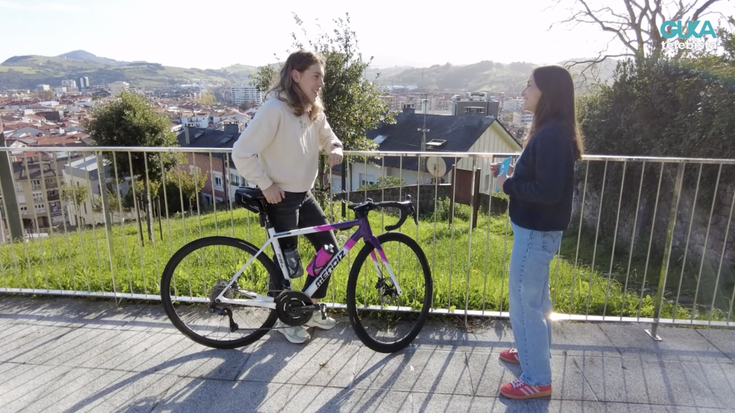 Usoa Ostolaza txirrindulariak pedal kolpe irmoz ontzen ari den ibilbideaz jardun du azaroko Zarautz Guka aldizkarian