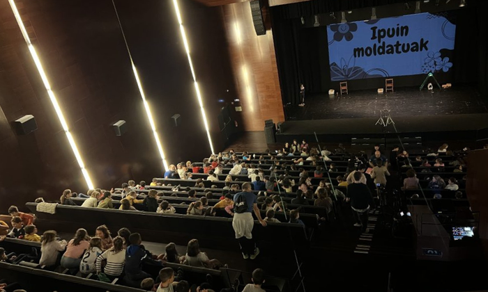 Ikasberri Ikastolakoen antzerki emanaldia