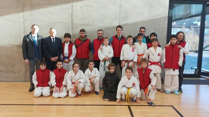 Kanku karate eskolakoak bikain aritu dira Aretxabaletan jokatutako Gabonetako jaialdian