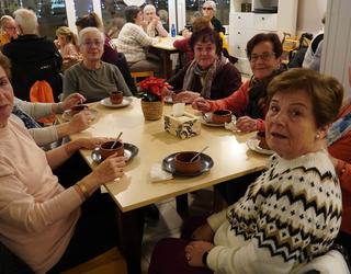 Txokolate beroa eman die Beheko Plazak bere bazkideei, Santa Luzia eguna ospatzeko