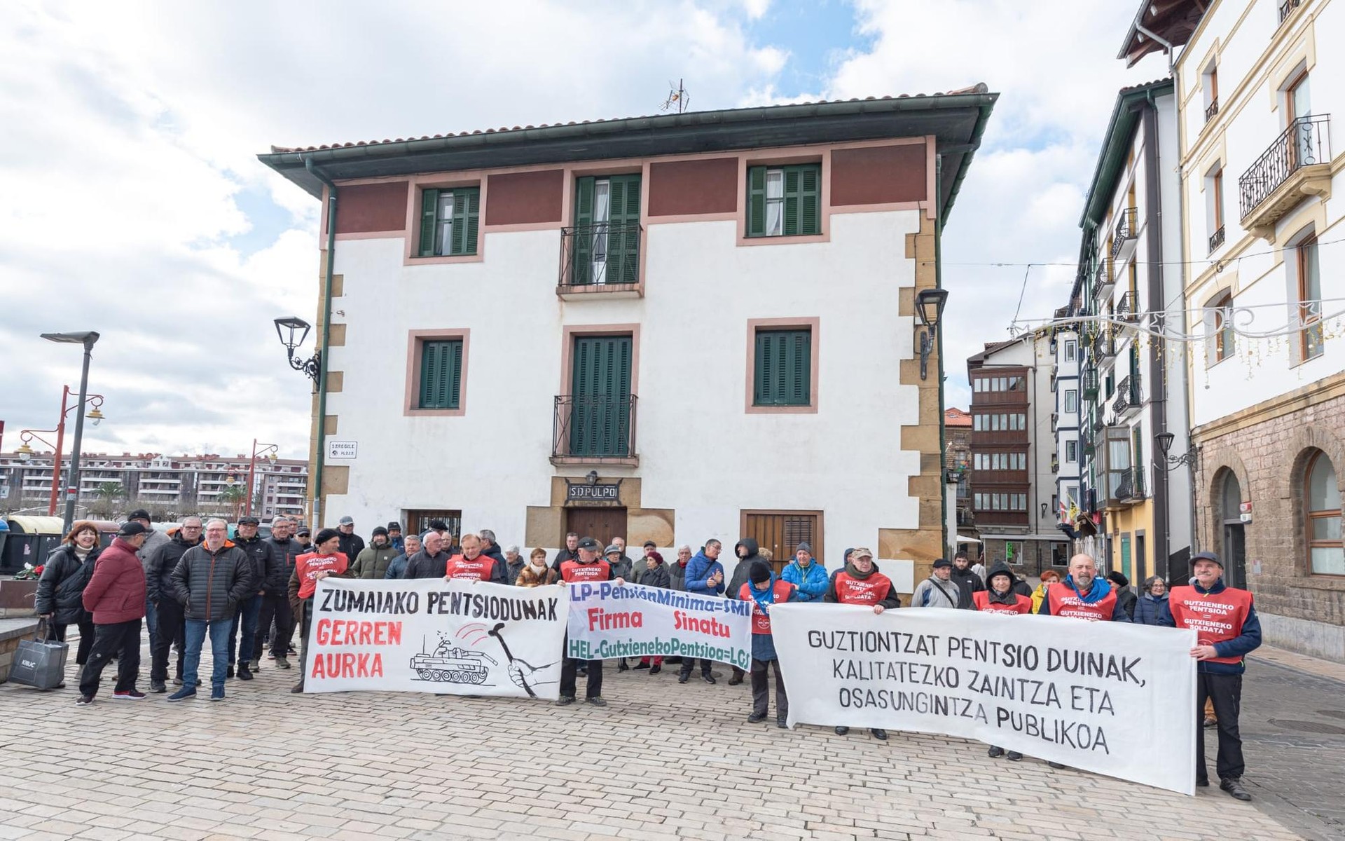 Pentsiodunak sinadurak biltzen, Legebiltzarra presionatzeko