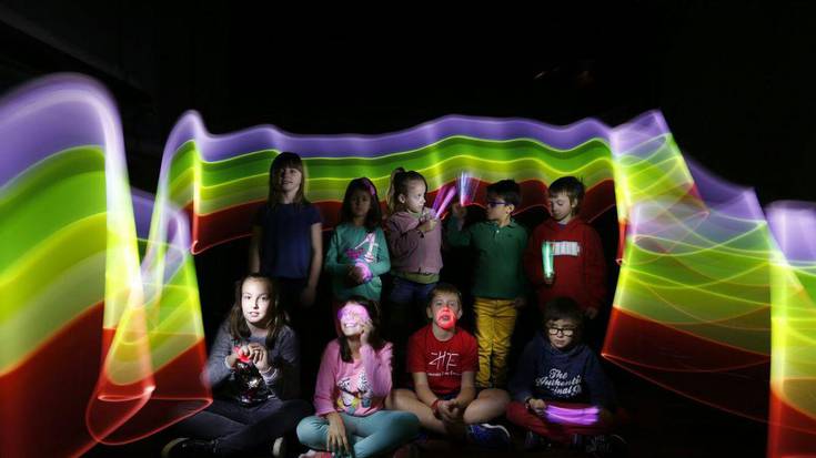 100 haur argiarekin margotzen