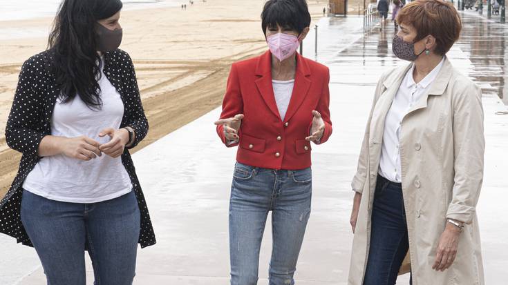 Zarauzko erronkak izan dituzte hizpide EH Bilduko Itziar Muruak, Maddalen Iriartek eta Nekane Zinkunegik