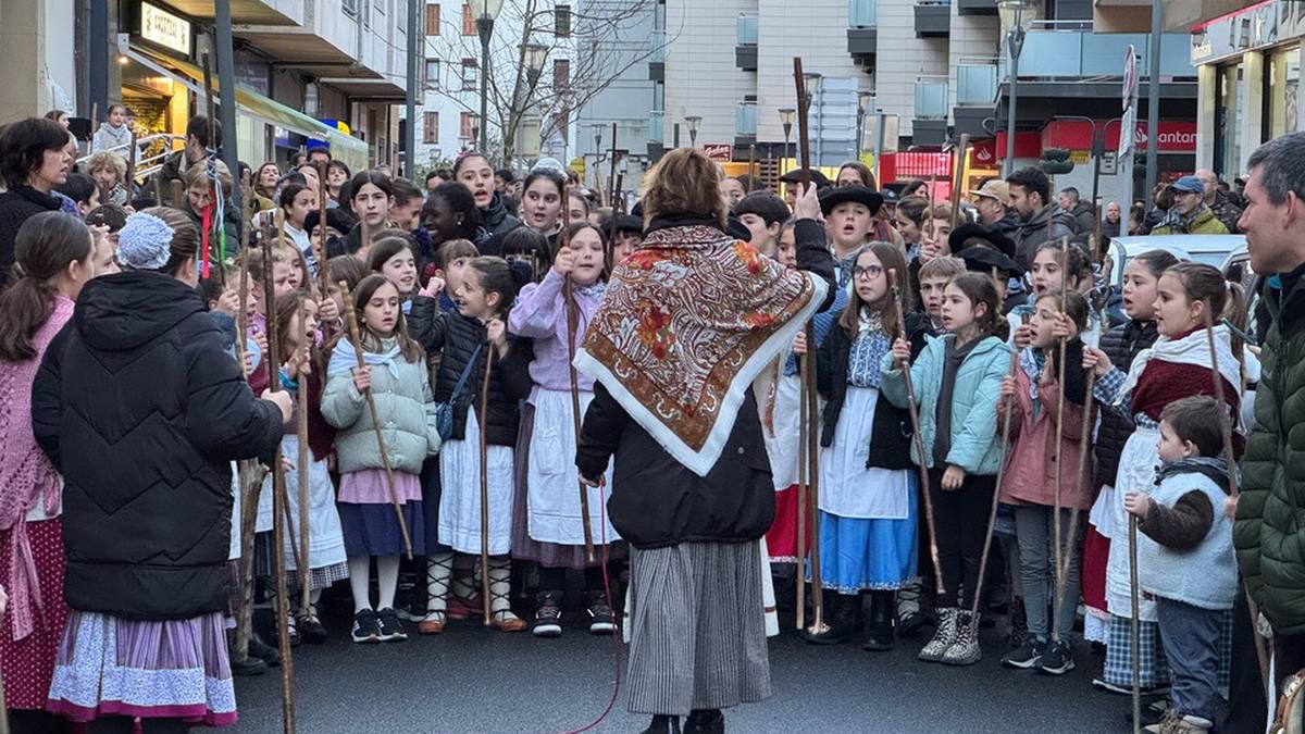 Makilak eskuetan, santa eskean atera dira Orioko Herri Ikastolakoak
