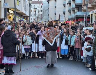 Makilak eskuetan, santa eskean atera dira Orioko Herri Ikastolakoak
