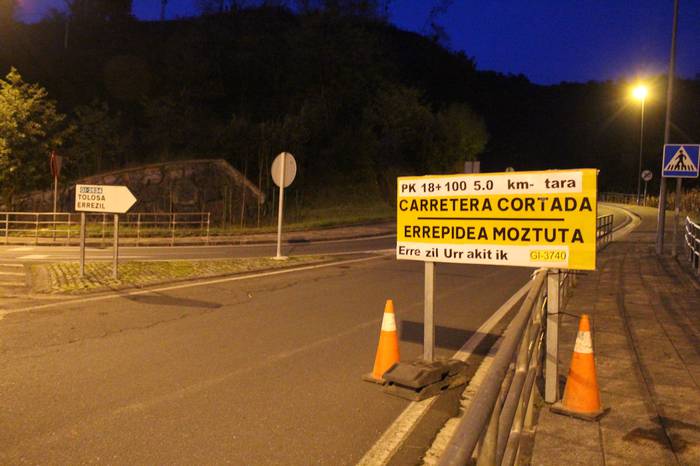 Azpeitia eta Errezil arteko errepidea itxi dute, bide zati bat hondoratu egin delako