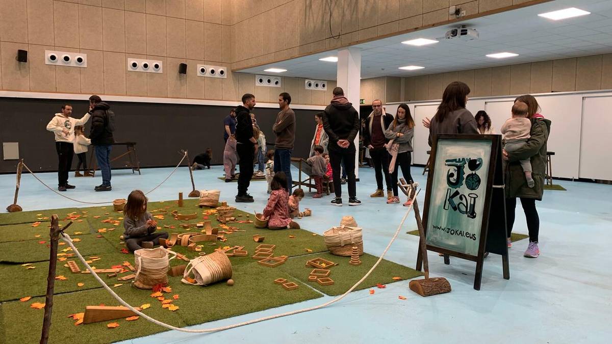 Egurrezko jolasekin gozatzen ari dira haurrak Elkargunean