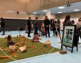 Egurrezko jolasekin gozatzen ari dira haurrak Elkargunean