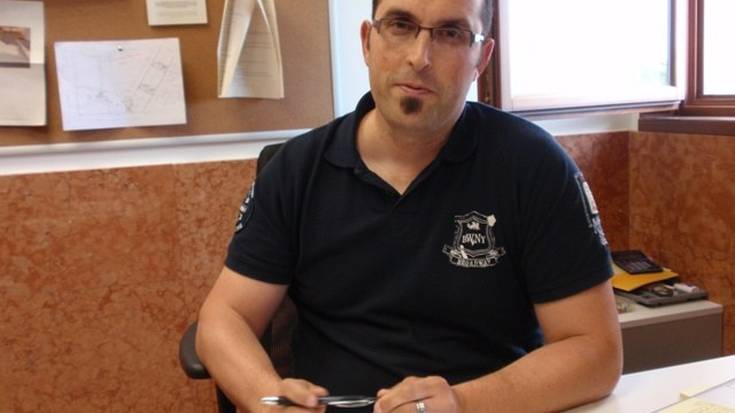 Zumaiako Udalak doluminak eman dizkie Andoni Etxanizen familiartekoei eta gertukoei