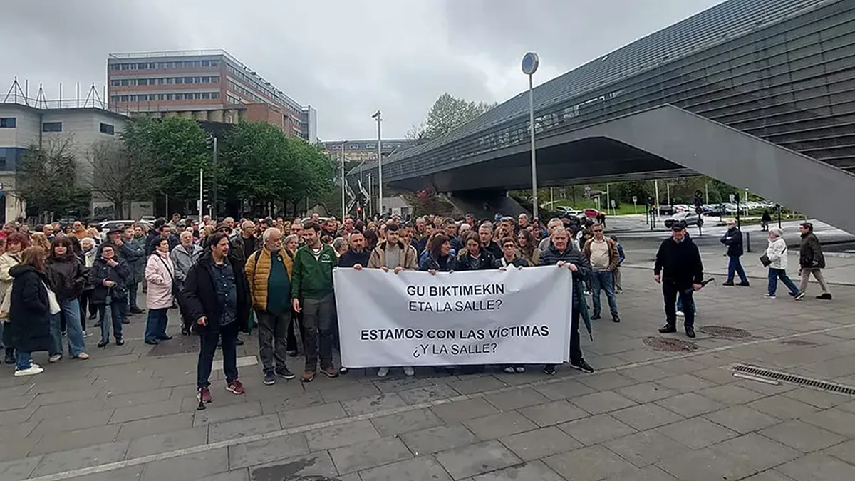 Donostiako La Salleko ikasle ohiek "egia eta erreparazioa" eskatu dituzte Patxi Ezkiagaren biktimentzat
