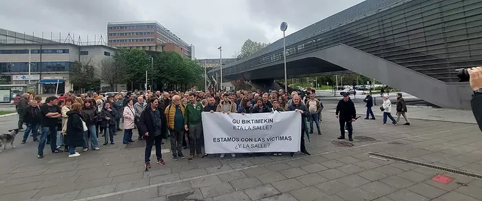 Donostiako La Salleko ikasle ohiek "egia eta erreparazioa" eskatu dituzte Patxi Ezkiagaren biktimentzat