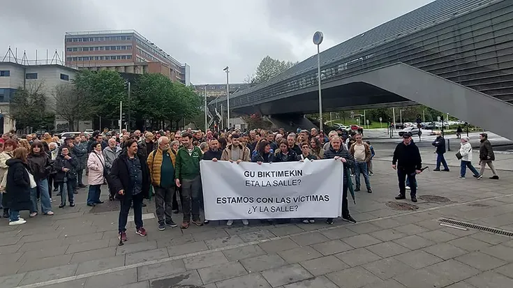 Donostiako La Salleko ikasle ohiek "egia eta erreparazioa" eskatu dituzte Patxi Ezkiagaren biktimentzat