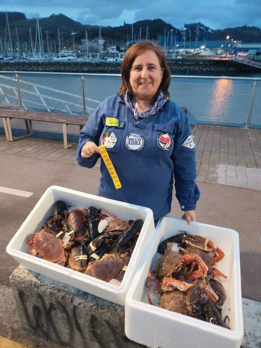 Euskal preso eta iheslarien aldeko mariskoz betetako otarrea jaso du irabazleak