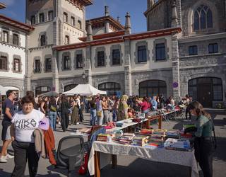 Berrikuntzekin eta jendetsu hasi dute Esklabak Zentro Sozialistaren zazpigarren urteurren festa