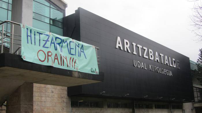 Herritarrek emandako babesa eskertu dute Zarauzko kiroldegiko langileek
