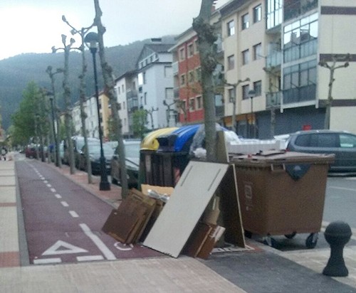 Udalak dei egiten die herritarrei, traste zaharrak uzteko egunak errespetatzeko