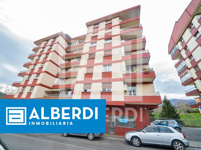 Alberdi Inmobiliaria: Izarraitz kalean kokatzen den merkataritza lokala