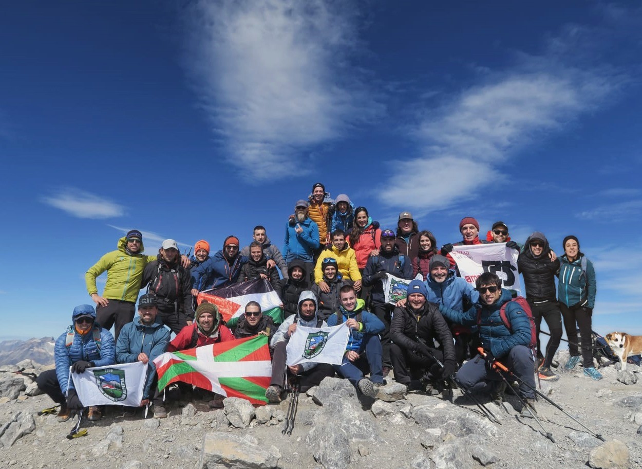 Monte Perdido eta Mondoto mendiak egin dituzte asteburuan Lagun Onak MBko mendizaleek
