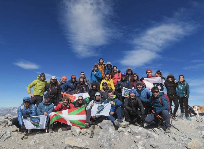 Monte Perdido eta Mondoto mendiak egin dituzte asteburuan Lagun Onak MBko mendizaleek