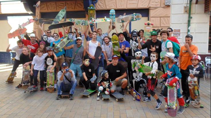 Skaterren eskaerak patinete gainean burutu dira egunean zehar