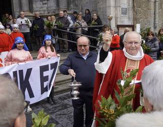 Erramu adarrak bedeinkatuta hasi dituzte Aste Santuko eliz ekintzak