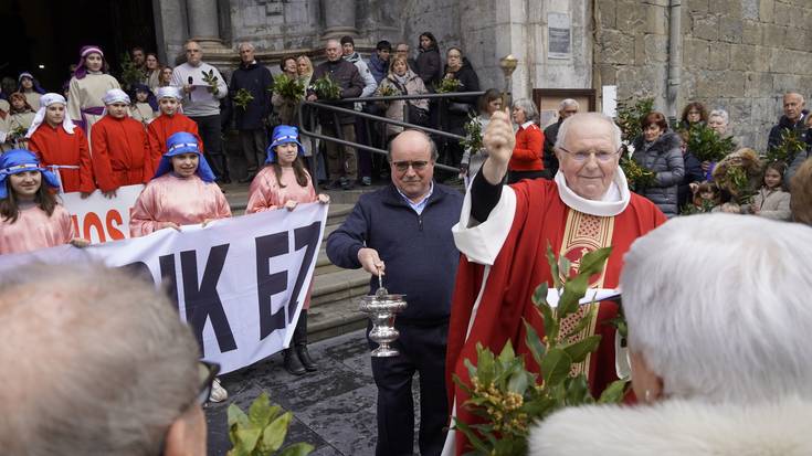 Erramu adarrak bedeinkatuta hasi dituzte Aste Santuko eliz ekintzak