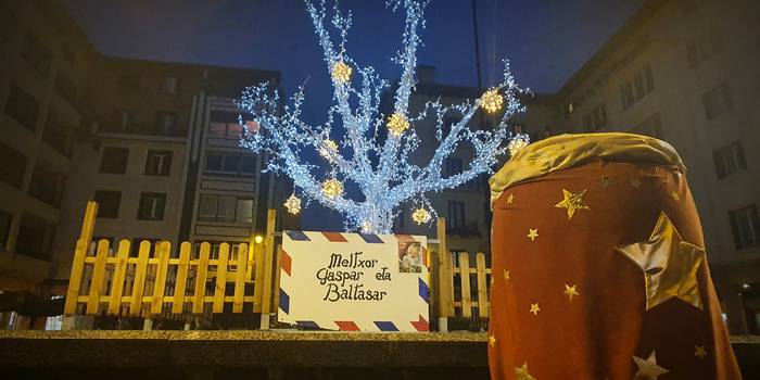 Bizar Zuriren postontzia, haurren eskutitzak jasotzeko prest