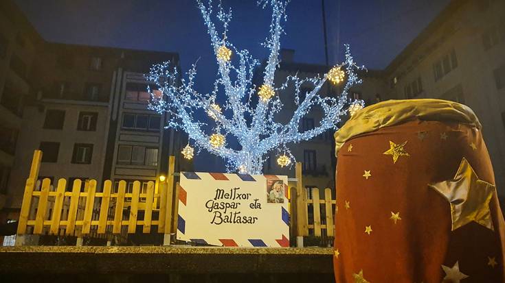 Bizar Zuriren postontzia, haurren eskutitzak jasotzeko prest