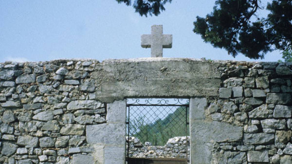 Aiako Altzola auzoko hilerri zaharreko atea