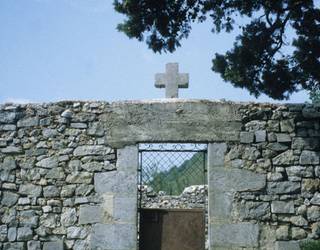 Aiako Altzola auzoko hilerri zaharreko atea