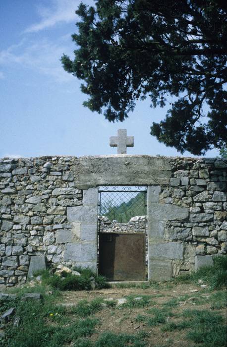 Aiako Altzola auzoko hilerri zaharreko atea