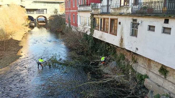 Urola eta Ibaieder ibaietako zubi inguruak garbitzen ari dira