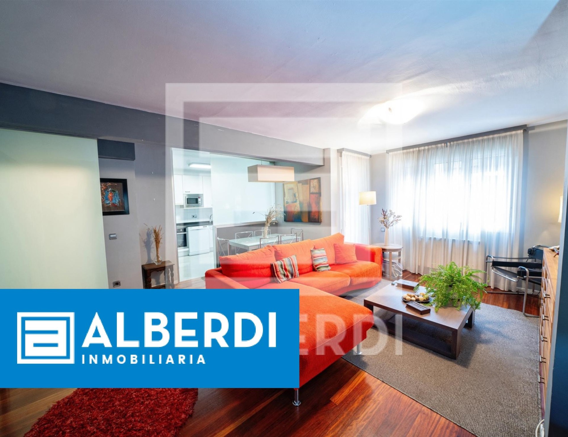 Alberdi Inmobiliaria: Hiru logelako etxebizitza Donostia kalean