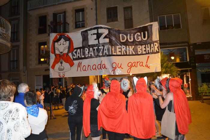Aldarri feministek hartu dituzte Zarauzko kaleak