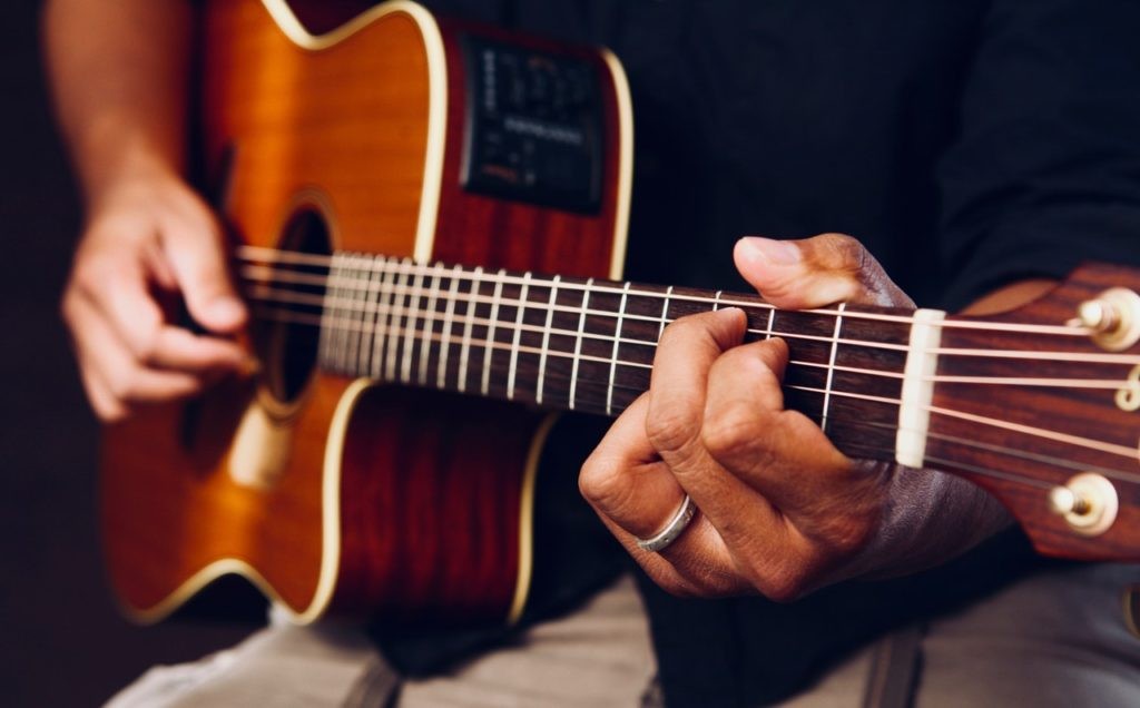 Gitarra jotzeko on line ikastaroa antolatu du Musika Eskolak