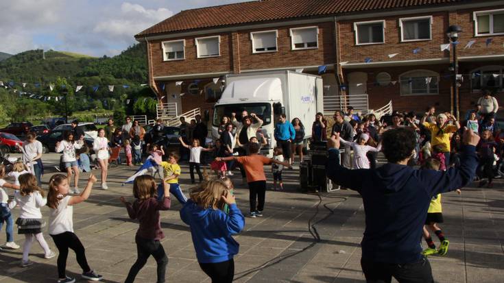 Anibarko Portuko festetan jokuak, musika eta dantza