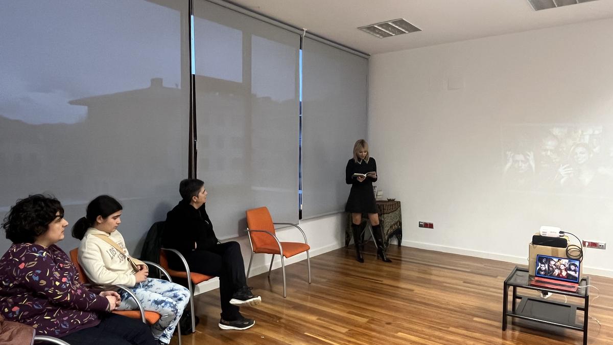 Karmele Correyero Aizarnazabalgo bizilagunak 'Labyrinthus' liburua aurkeztu du