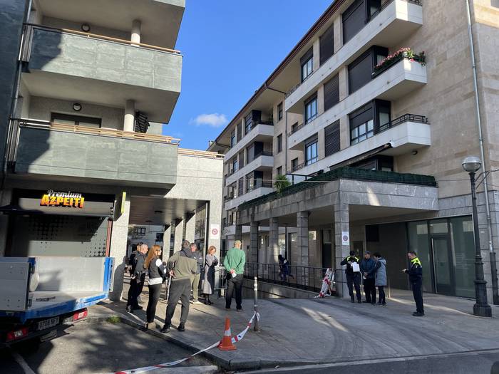 Balentina Agirreko garajeetako zati batetik ibilgailuak ateratzeko baimena eman dute