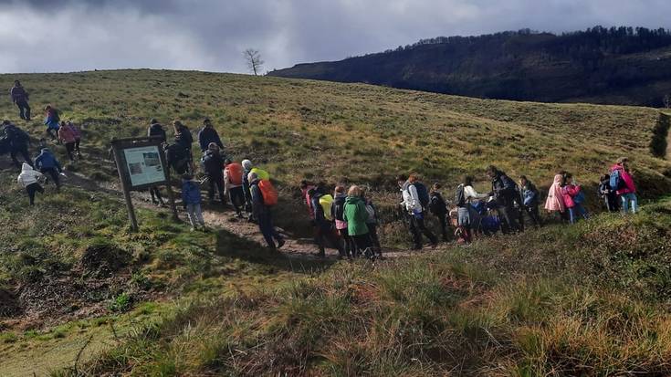 Ostarte eta euri artean, ia ehun umek osatu dute eskolarteko ibilaldi neurtua